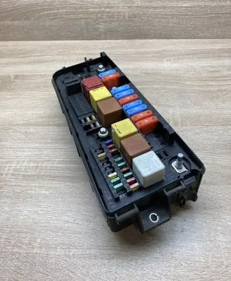 Opel Vectra C Fuse module 13172979