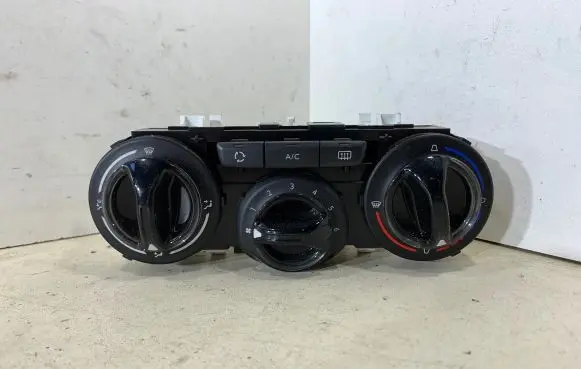 Peugeot 2008 I Climate control unit E1063071