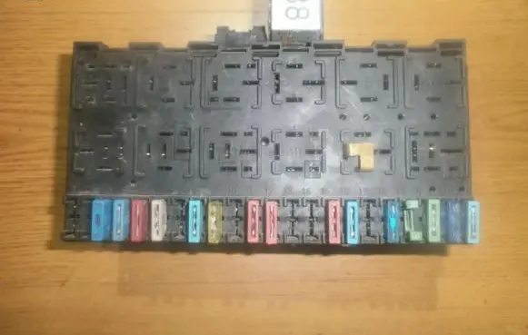 Volkswagen PASSAT B3 Fuse box set 357937039