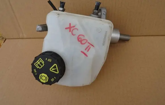 Volvo V60 Brake fluid reservoir 32130228