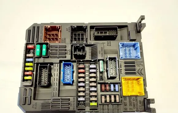 Citroen Berlingo Fuse module 9830707680