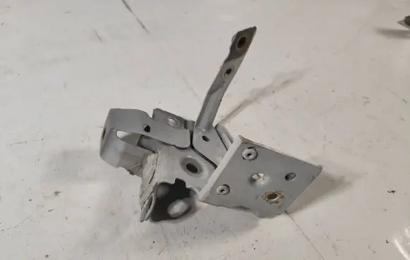 Renault Megane III Fender mounting bracket 6256102E