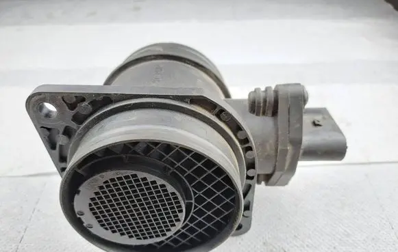 Volkswagen Touran I Mass air flow meter 038906461B 0281002531