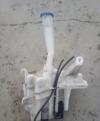 Toyota Avensis T270 Windshield washer fluid reservoir/tank