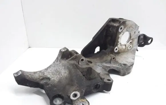 Volkswagen PASSAT B6 Generator/alternator bracket 03L903143D