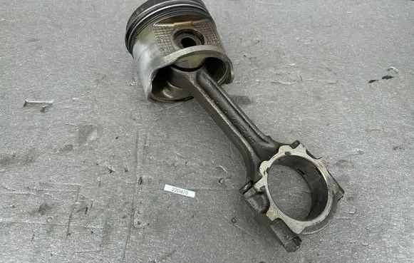 Nissan King Cab, Navara Piston with connecting rod A2010VK576