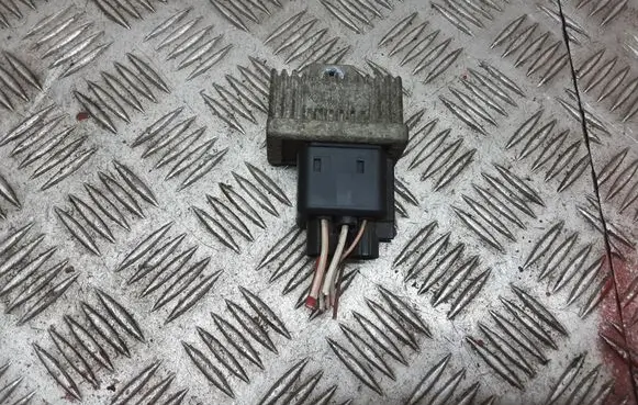 Renault Megane II Glow plug pre-heat relay 700115078