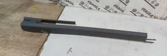 Volkswagen Touareg I Front passenger seat rail trim 7L0881463
