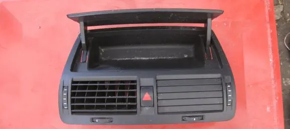 Skoda Octavia Mk2 (1Z) Dash center air vent grill 1Z0820951
