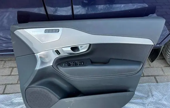 Volvo XC90 Front door card panel trim 