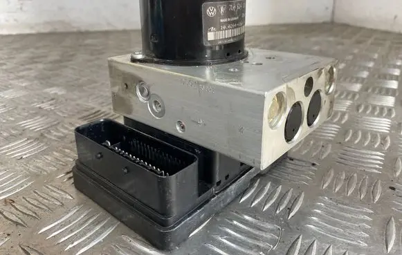Porsche Cayenne (9PA) ABS Pump 7L0907379D 7L0614111E