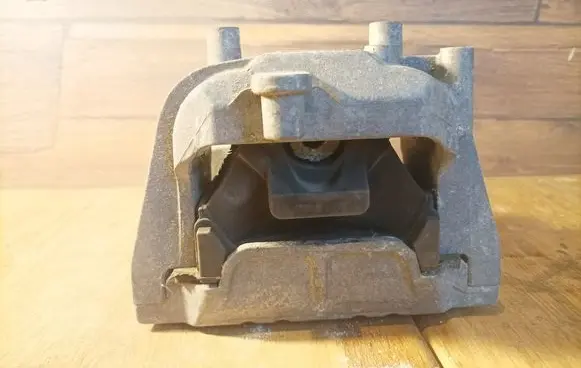 Volkswagen PASSAT B6 Engine mount bracket 1K0199262CE
