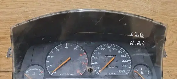 Mazda 626 Speedometer (instrument cluster) GR97G