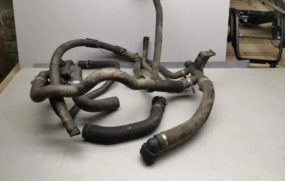 Engine coolant pipe/hose