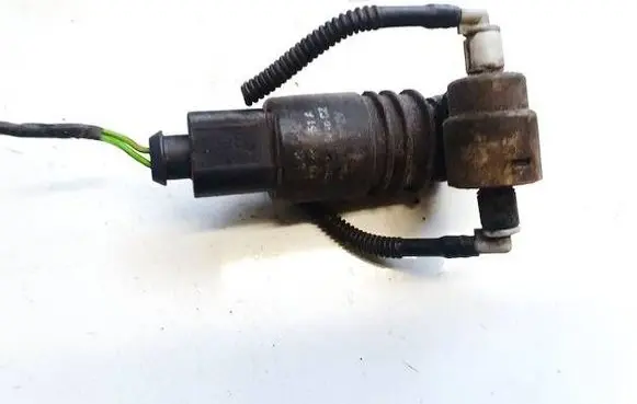 Volkswagen PASSAT B5 Windscreen/windshield washer pump 1j0973722