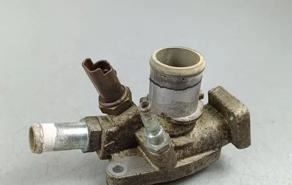 Jeep Compass Thermostat/thermostat housing 