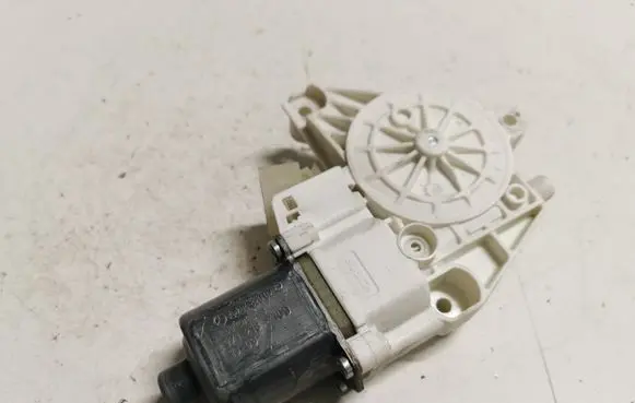 Mercedes-Benz E W212 Front door window regulator motor A2048200242