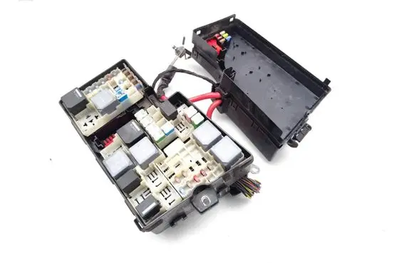 Volvo V40 Fuse module AV6T14A142AA