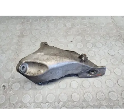 BMW 5 E60 E61 Engine mounting bracket 6777056