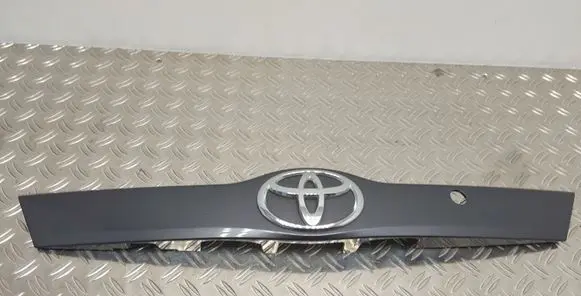 Toyota Verso-S Trunk door license plate light bar 7680152200 7680152220