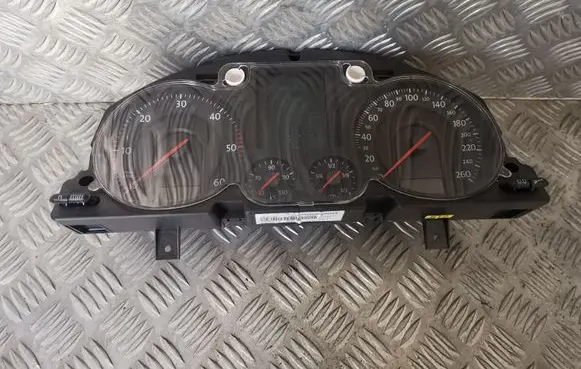 Volkswagen PASSAT B6 Speedometer (instrument cluster) 3C0920871