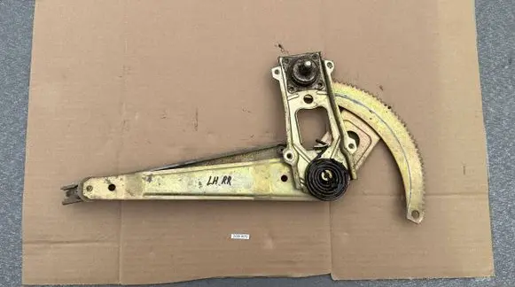 Nissan Patrol 260 Rear window lifting mechanism without motor 82701G9600