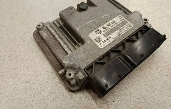 Volkswagen Golf VI Engine control unit/module 03C906016 261S04390