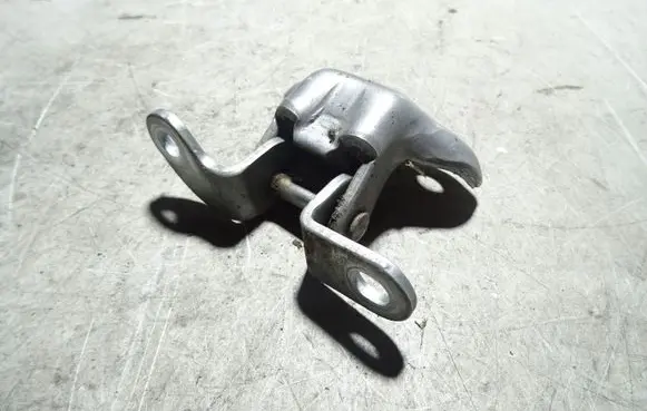 Toyota Avensis T250 Rear door upper hinge