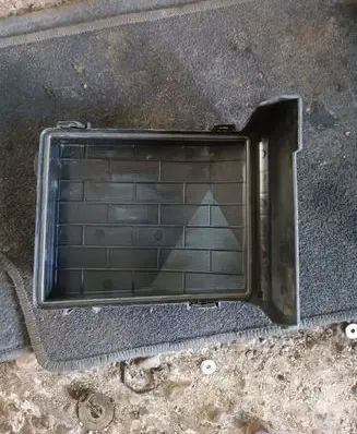 Volkswagen Golf V Fuse box cover