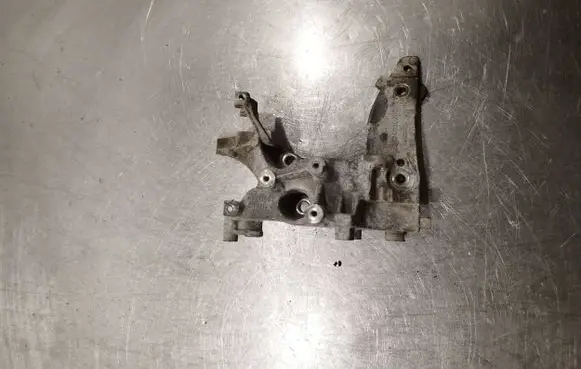 Peugeot 208 Engine mounting bracket 9674030280 C4003746EE