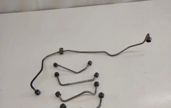 Fuel injector supply line/pipe