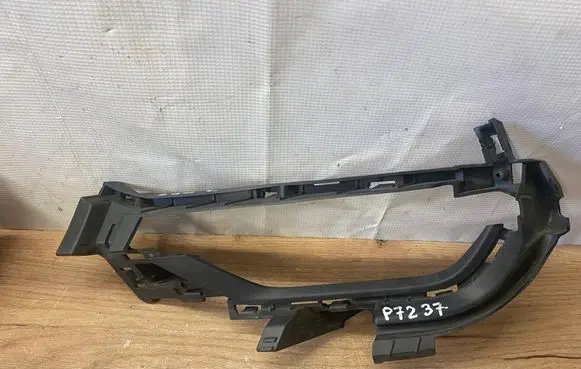 Volvo S90, V90 Fog light bracket 31383904