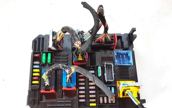 Peugeot 2008 II Fuse module 9846483980 93420