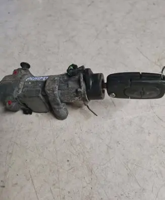 Volkswagen PASSAT B5 Ignition lock 4B0905851