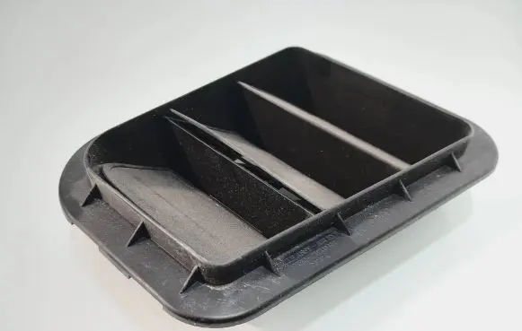 Quarter panel pressure vent