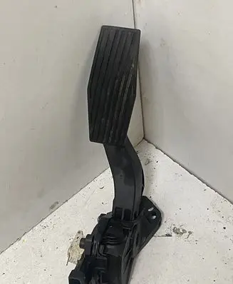 Opel Insignia A Accelerator throttle pedal 13237352