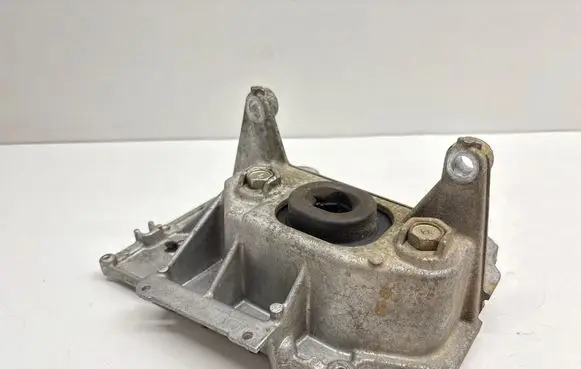 Nissan Juke I F15 Gearbox mounting bracket