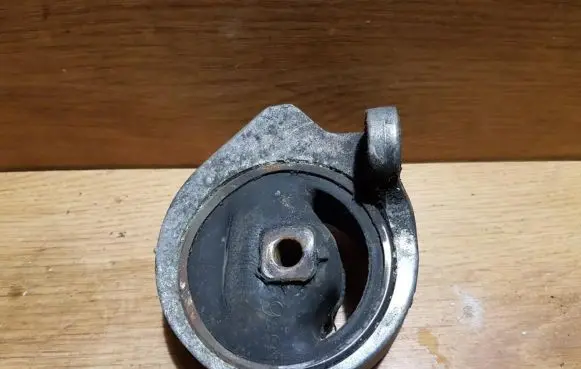 Nissan Almera Engine mount bracket