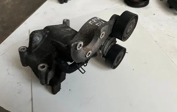 Hyundai Matrix Power steering pump mounting bracket 