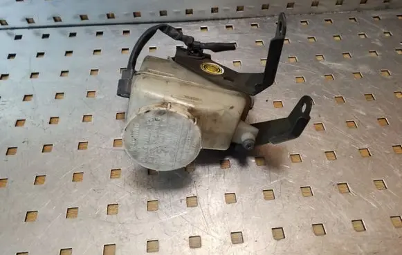 Mitsubishi Grandis Brake fluid reservoir 
