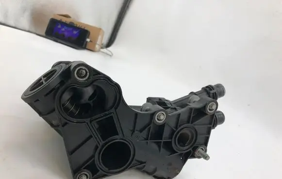 Volkswagen Golf VIII Thermostat housing 05l121111n