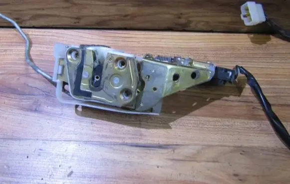 Mazda 323 F Front door lock