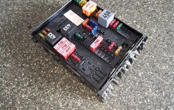 Volkswagen Golf V Fuse module 1K0937124K