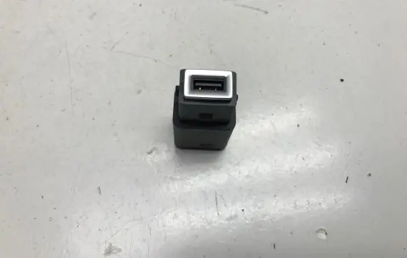 Opel Mokka B USB socket connector 9824334377 98217039DX