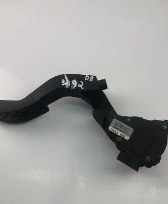 Volkswagen PASSAT B5 Accelerator throttle pedal 8D1721523J