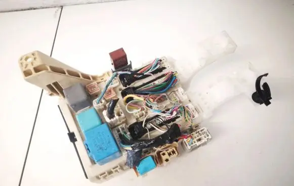 Toyota Yaris Fuse box set 8273052700 82730-52700