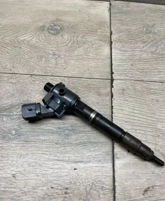 Volvo V70 Fuel injector 31405404
