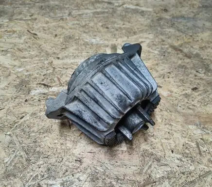 Engine mount bracket