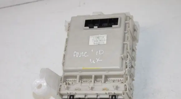 Toyota Avensis T270 Fuse module 8273005150B