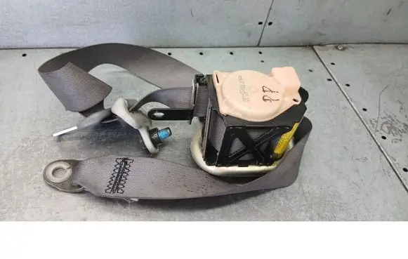 Mazda 626 Front seatbelt 
